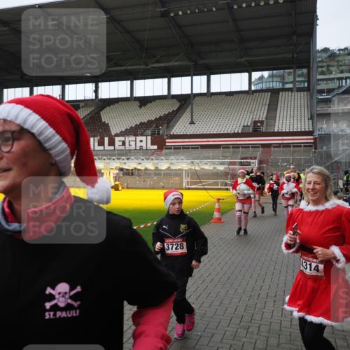 07.12.2025 - St. Pauli X-Mass-Run No. 15 Fabian Wolf http://msf.ph/oto/9424484 07.12.2025 12:07:29 Ziel 1958, 1959, 3348, 3708, 3709, 3710, 3711, 3726, 3728, 3818, 3819, 4238, 4724, 4755 meine-sportfotos.de