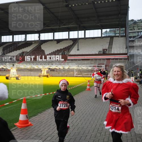 07.12.2025 - St. Pauli X-Mass-Run No. 15 Fabian Wolf http://msf.ph/oto/9424485 07.12.2025 12:07:29 Ziel 1958, 1959, 3348, 3708, 3709, 3710, 3711, 3726, 3728, 3818, 3819, 4238, 4724, 4755 meine-sportfotos.de