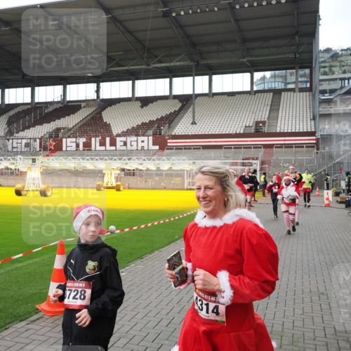07.12.2025 - St. Pauli X-Mass-Run No. 15 Fabian Wolf http://msf.ph/oto/9424487 07.12.2025 12:07:30 Ziel 1959, 3348, 3708, 3709, 3710, 3711, 3726, 3728, 3818, 3819, 4238, 4724, 4755 meine-sportfotos.de