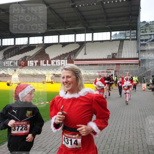 07.12.2025 - St. Pauli X-Mass-Run No. 15 Fabian Wolf http://msf.ph/oto/9424488 07.12.2025 12:07:30 Ziel 1959, 3348, 3708, 3709, 3710, 3711, 3726, 3728, 3818, 3819, 4238, 4724, 4755 meine-sportfotos.de