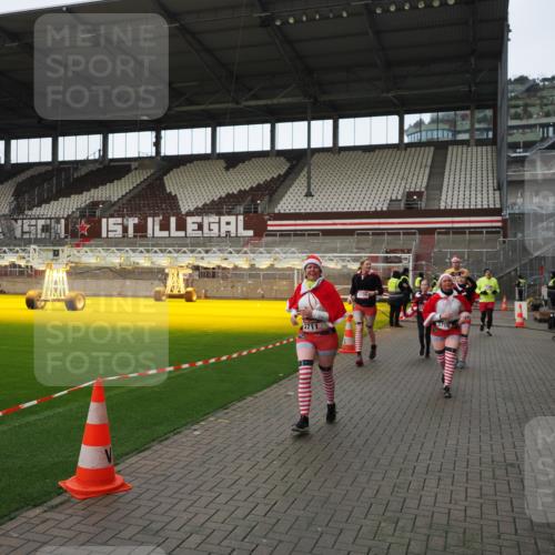 07.12.2025 - St. Pauli X-Mass-Run No. 15 Fabian Wolf http://msf.ph/oto/9424491 07.12.2025 12:07:31 Ziel 1959, 3348, 3666, 3708, 3709, 3710, 3711, 3726, 3728, 3818, 3819, 4238, 4724, 4755 meine-sportfotos.de