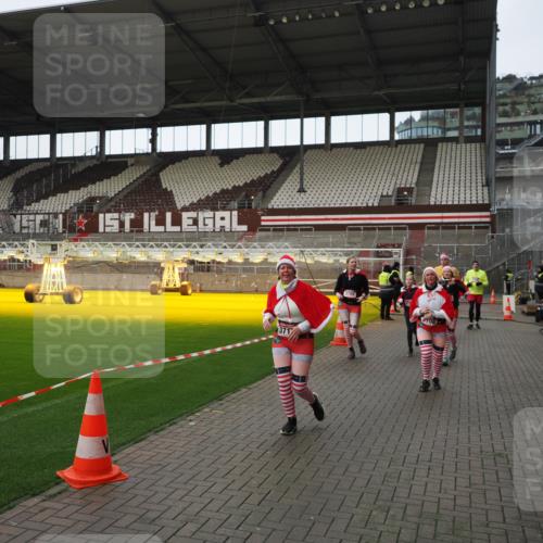 07.12.2025 - St. Pauli X-Mass-Run No. 15 Fabian Wolf http://msf.ph/oto/9424492 07.12.2025 12:07:31 Ziel 1959, 3348, 3666, 3708, 3709, 3710, 3711, 3726, 3728, 3818, 3819, 4238, 4724, 4755 meine-sportfotos.de