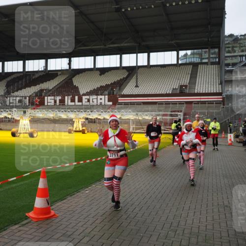 07.12.2025 - St. Pauli X-Mass-Run No. 15 Fabian Wolf http://msf.ph/oto/9424494 07.12.2025 12:07:31 Ziel 1959, 3348, 3666, 3708, 3709, 3710, 3711, 3726, 3728, 3818, 3819, 4238, 4724, 4755 meine-sportfotos.de