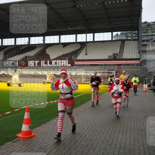 07.12.2025 - St. Pauli X-Mass-Run No. 15 Fabian Wolf http://msf.ph/oto/9424495 07.12.2025 12:07:32 Ziel 1959, 3348, 3666, 3708, 3709, 3710, 3711, 3726, 3728, 3818, 3819, 4724, 4755 meine-sportfotos.de