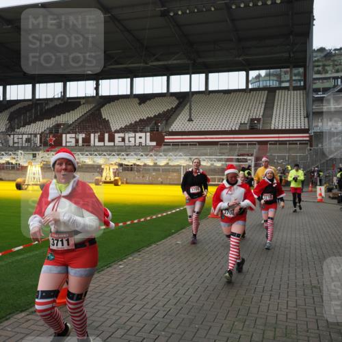 07.12.2025 - St. Pauli X-Mass-Run No. 15 Fabian Wolf http://msf.ph/oto/9424498 07.12.2025 12:07:32 Ziel 1959, 3348, 3666, 3708, 3709, 3710, 3711, 3726, 3728, 3818, 3819, 4724, 4755 meine-sportfotos.de