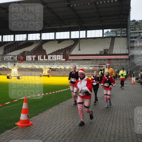 07.12.2025 - St. Pauli X-Mass-Run No. 15 Fabian Wolf http://msf.ph/oto/9424500 07.12.2025 12:07:33 Ziel 1959, 3348, 3666, 3708, 3709, 3710, 3711, 3726, 3728, 3818, 3819, 4724, 4755 meine-sportfotos.de