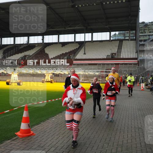 07.12.2025 - St. Pauli X-Mass-Run No. 15 Fabian Wolf http://msf.ph/oto/9424502 07.12.2025 12:07:33 Ziel 1959, 3348, 3666, 3708, 3709, 3710, 3711, 3726, 3728, 3818, 3819, 4724, 4755 meine-sportfotos.de