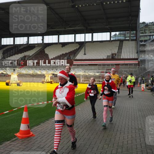 07.12.2025 - St. Pauli X-Mass-Run No. 15 Fabian Wolf http://msf.ph/oto/9424503 07.12.2025 12:07:33 Ziel 1959, 3348, 3666, 3708, 3709, 3710, 3711, 3726, 3728, 3818, 3819, 4724, 4755 meine-sportfotos.de