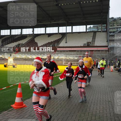 07.12.2025 - St. Pauli X-Mass-Run No. 15 Fabian Wolf http://msf.ph/oto/9424504 07.12.2025 12:07:34 Ziel 1959, 3348, 3666, 3708, 3709, 3710, 3711, 3726, 3728, 3818, 3819, 4724, 4755, 4786, 4791, 4792 meine-sportfotos.de