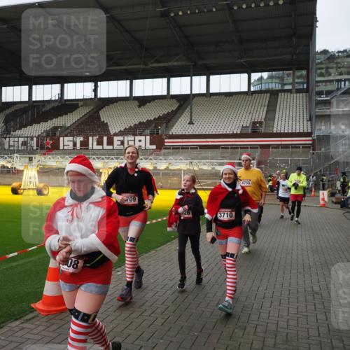 07.12.2025 - St. Pauli X-Mass-Run No. 15 Fabian Wolf http://msf.ph/oto/9424505 07.12.2025 12:07:34 Ziel 1959, 3348, 3666, 3708, 3709, 3710, 3711, 3726, 3728, 3818, 3819, 4724, 4755, 4786, 4791, 4792 meine-sportfotos.de