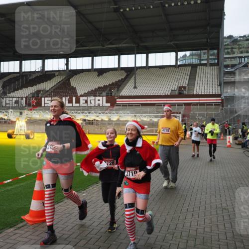 07.12.2025 - St. Pauli X-Mass-Run No. 15 Fabian Wolf http://msf.ph/oto/9424507 07.12.2025 12:07:34 Ziel 1959, 3348, 3666, 3708, 3709, 3710, 3711, 3726, 3728, 3818, 3819, 4724, 4755, 4786, 4791, 4792 meine-sportfotos.de