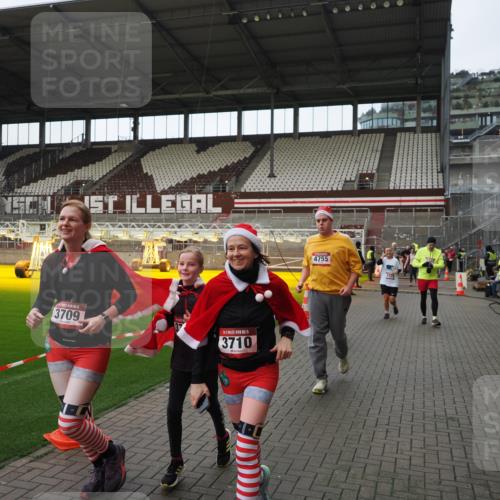 07.12.2025 - St. Pauli X-Mass-Run No. 15 Fabian Wolf http://msf.ph/oto/9424508 07.12.2025 12:07:34 Ziel 1959, 3348, 3666, 3708, 3709, 3710, 3711, 3726, 3728, 3818, 3819, 4724, 4755, 4786, 4791, 4792 meine-sportfotos.de