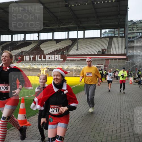 07.12.2025 - St. Pauli X-Mass-Run No. 15 Fabian Wolf http://msf.ph/oto/9424509 07.12.2025 12:07:35 Ziel 1959, 3348, 3666, 3708, 3709, 3710, 3711, 3726, 3728, 3818, 3819, 4724, 4755, 4786, 4791, 4792 meine-sportfotos.de