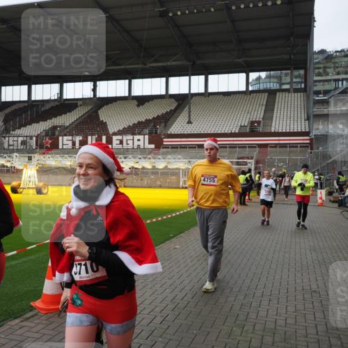 07.12.2025 - St. Pauli X-Mass-Run No. 15 Fabian Wolf http://msf.ph/oto/9424510 07.12.2025 12:07:35 Ziel 1959, 3348, 3666, 3708, 3709, 3710, 3711, 3726, 3728, 3818, 3819, 4724, 4755, 4786, 4791, 4792 meine-sportfotos.de