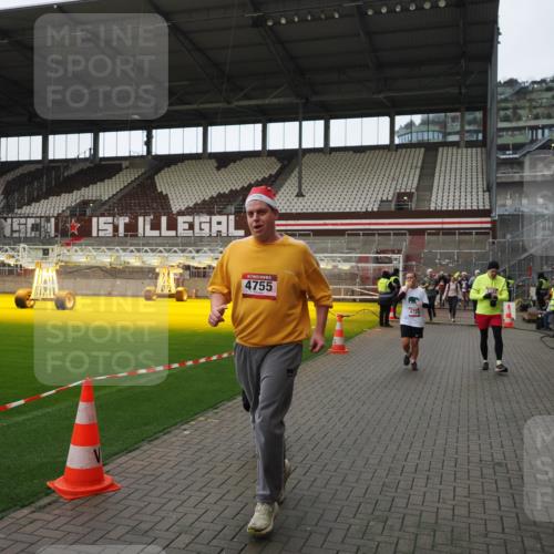07.12.2025 - St. Pauli X-Mass-Run No. 15 Fabian Wolf http://msf.ph/oto/9424512 07.12.2025 12:07:35 Ziel 1959, 3348, 3666, 3708, 3709, 3710, 3711, 3726, 3728, 3818, 3819, 4724, 4755, 4786, 4791, 4792 meine-sportfotos.de