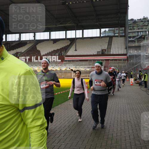 07.12.2025 - St. Pauli X-Mass-Run No. 15 Fabian Wolf http://msf.ph/oto/9424535 07.12.2025 12:07:42 Ziel 3348, 3460, 3666, 3667, 3691, 3708, 3709, 3710, 3711, 3726, 3739, 3816, 4210, 4332, 4724, 4730, 4755, 4786, 4791, 4792 meine-sportfotos.de