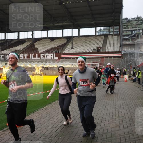 07.12.2025 - St. Pauli X-Mass-Run No. 15 Fabian Wolf http://msf.ph/oto/9424537 07.12.2025 12:07:43 Ziel 3348, 3460, 3666, 3667, 3691, 3709, 3710, 3726, 3739, 3816, 4210, 4332, 4724, 4730, 4755, 4786, 4791, 4792 meine-sportfotos.de