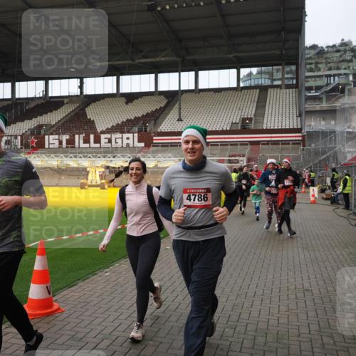 07.12.2025 - St. Pauli X-Mass-Run No. 15 Fabian Wolf http://msf.ph/oto/9424538 07.12.2025 12:07:43 Ziel 3348, 3460, 3666, 3667, 3691, 3709, 3710, 3726, 3739, 3816, 4210, 4332, 4724, 4730, 4755, 4786, 4791, 4792 meine-sportfotos.de