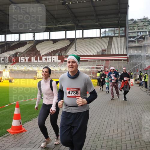 07.12.2025 - St. Pauli X-Mass-Run No. 15 Fabian Wolf http://msf.ph/oto/9424539 07.12.2025 12:07:43 Ziel 3348, 3460, 3666, 3667, 3691, 3709, 3710, 3726, 3739, 3816, 4210, 4332, 4724, 4730, 4755, 4786, 4791, 4792 meine-sportfotos.de