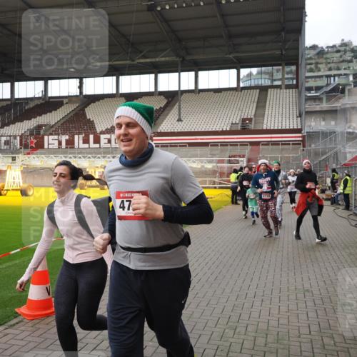 07.12.2025 - St. Pauli X-Mass-Run No. 15 Fabian Wolf http://msf.ph/oto/9424540 07.12.2025 12:07:43 Ziel 3348, 3460, 3666, 3667, 3691, 3709, 3710, 3726, 3739, 3816, 4210, 4332, 4724, 4730, 4755, 4786, 4791, 4792 meine-sportfotos.de
