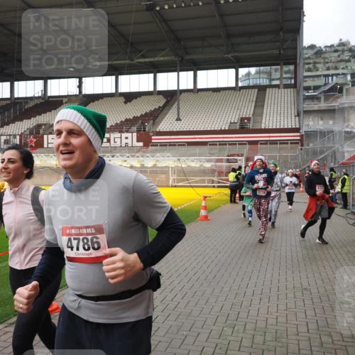07.12.2025 - St. Pauli X-Mass-Run No. 15 Fabian Wolf http://msf.ph/oto/9424541 07.12.2025 12:07:44 Ziel 3348, 3460, 3666, 3667, 3691, 3726, 3739, 3816, 4210, 4332, 4724, 4730, 4755, 4786, 4791, 4792 meine-sportfotos.de