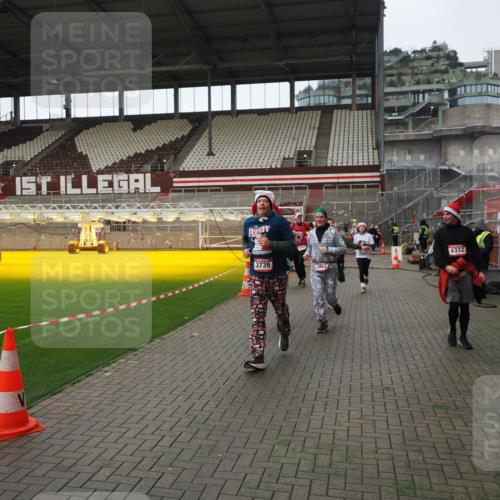 07.12.2025 - St. Pauli X-Mass-Run No. 15 Fabian Wolf http://msf.ph/oto/9424542 07.12.2025 12:07:45 Ziel 3348, 3460, 3666, 3667, 3691, 3739, 3816, 4210, 4332, 4724, 4730, 4755, 4786, 4791, 4792 meine-sportfotos.de