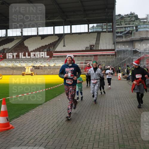 07.12.2025 - St. Pauli X-Mass-Run No. 15 Fabian Wolf http://msf.ph/oto/9424544 07.12.2025 12:07:45 Ziel 3348, 3460, 3666, 3667, 3691, 3739, 3816, 4210, 4332, 4724, 4730, 4755, 4786, 4791, 4792 meine-sportfotos.de