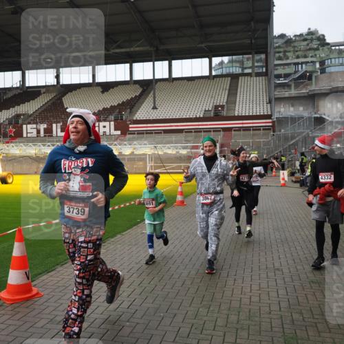 07.12.2025 - St. Pauli X-Mass-Run No. 15 Fabian Wolf http://msf.ph/oto/9424546 07.12.2025 12:07:46 Ziel 3348, 3460, 3666, 3667, 3691, 3739, 3816, 4210, 4332, 4724, 4730, 4755, 4786, 4791, 4792 meine-sportfotos.de