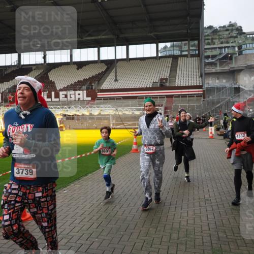 07.12.2025 - St. Pauli X-Mass-Run No. 15 Fabian Wolf http://msf.ph/oto/9424547 07.12.2025 12:07:46 Ziel 3348, 3460, 3666, 3667, 3691, 3739, 3816, 4210, 4332, 4724, 4730, 4755, 4786, 4791, 4792 meine-sportfotos.de