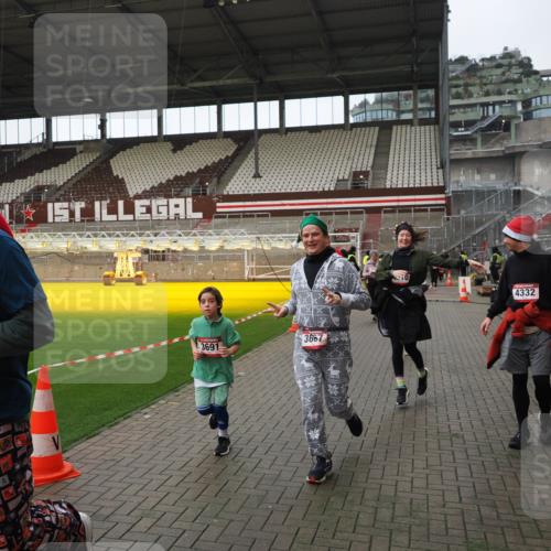 07.12.2025 - St. Pauli X-Mass-Run No. 15 Fabian Wolf http://msf.ph/oto/9424548 07.12.2025 12:07:46 Ziel 3348, 3460, 3666, 3667, 3691, 3739, 3816, 4210, 4332, 4724, 4730, 4755, 4786, 4791, 4792 meine-sportfotos.de