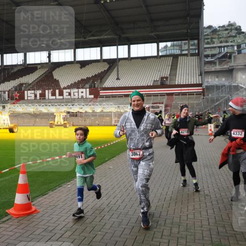 07.12.2025 - St. Pauli X-Mass-Run No. 15 Fabian Wolf http://msf.ph/oto/9424549 07.12.2025 12:07:46 Ziel 3348, 3460, 3666, 3667, 3691, 3739, 3816, 4210, 4332, 4724, 4730, 4755, 4786, 4791, 4792 meine-sportfotos.de
