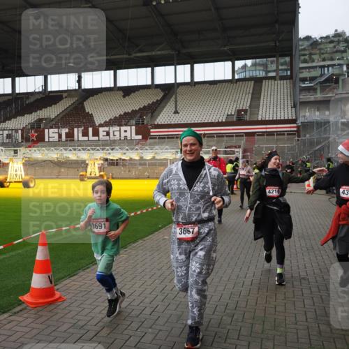 07.12.2025 - St. Pauli X-Mass-Run No. 15 Fabian Wolf http://msf.ph/oto/9424550 07.12.2025 12:07:47 Ziel 849, 850, 3348, 3460, 3666, 3667, 3691, 3739, 3816, 4210, 4332, 4724, 4730, 4786, 4791, 4792 meine-sportfotos.de