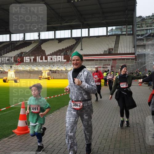 07.12.2025 - St. Pauli X-Mass-Run No. 15 Fabian Wolf http://msf.ph/oto/9424551 07.12.2025 12:07:47 Ziel 849, 850, 3348, 3460, 3666, 3667, 3691, 3739, 3816, 4210, 4332, 4724, 4730, 4786, 4791, 4792 meine-sportfotos.de