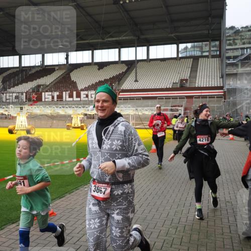 07.12.2025 - St. Pauli X-Mass-Run No. 15 Fabian Wolf http://msf.ph/oto/9424552 07.12.2025 12:07:47 Ziel 849, 850, 3348, 3460, 3666, 3667, 3691, 3739, 3816, 4210, 4332, 4724, 4730, 4786, 4791, 4792 meine-sportfotos.de