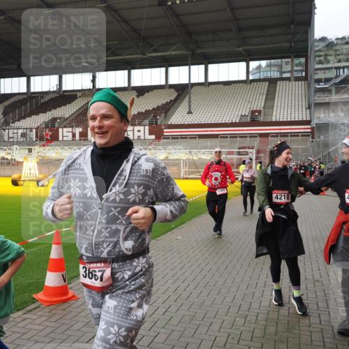 07.12.2025 - St. Pauli X-Mass-Run No. 15 Fabian Wolf http://msf.ph/oto/9424553 07.12.2025 12:07:47 Ziel 849, 850, 3348, 3460, 3666, 3667, 3691, 3739, 3816, 4210, 4332, 4724, 4730, 4786, 4791, 4792 meine-sportfotos.de