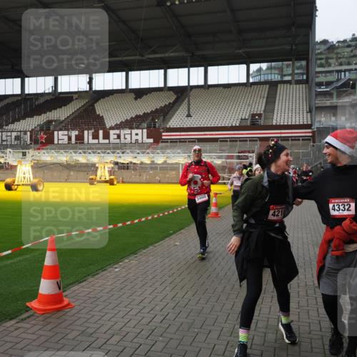 07.12.2025 - St. Pauli X-Mass-Run No. 15 Fabian Wolf http://msf.ph/oto/9424555 07.12.2025 12:07:48 Ziel 849, 850, 3460, 3666, 3667, 3691, 3739, 3816, 4210, 4332, 4724, 4730, 4786, 4791, 4792 meine-sportfotos.de
