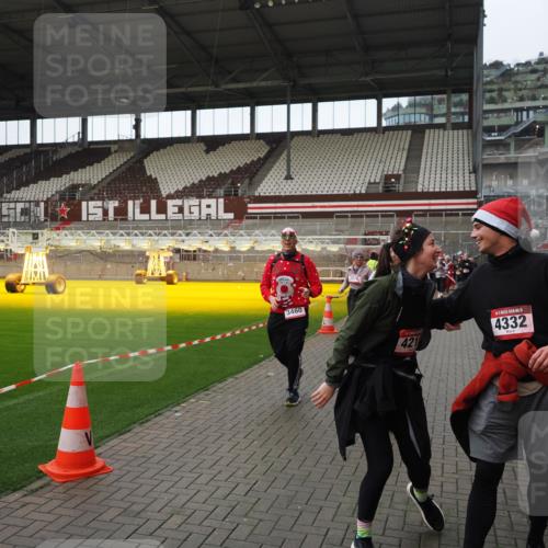 07.12.2025 - St. Pauli X-Mass-Run No. 15 Fabian Wolf http://msf.ph/oto/9424556 07.12.2025 12:07:48 Ziel 849, 850, 3460, 3666, 3667, 3691, 3739, 3816, 4210, 4332, 4724, 4730, 4786, 4791, 4792 meine-sportfotos.de
