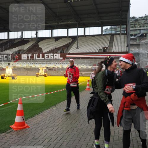 07.12.2025 - St. Pauli X-Mass-Run No. 15 Fabian Wolf http://msf.ph/oto/9424557 07.12.2025 12:07:48 Ziel 849, 850, 3460, 3666, 3667, 3691, 3739, 3816, 4210, 4332, 4724, 4730, 4786, 4791, 4792 meine-sportfotos.de