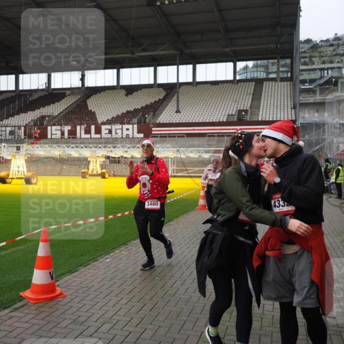 07.12.2025 - St. Pauli X-Mass-Run No. 15 Fabian Wolf http://msf.ph/oto/9424558 07.12.2025 12:07:48 Ziel 849, 850, 3460, 3666, 3667, 3691, 3739, 3816, 4210, 4332, 4724, 4730, 4786, 4791, 4792 meine-sportfotos.de