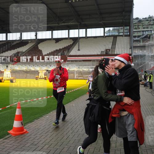 07.12.2025 - St. Pauli X-Mass-Run No. 15 Fabian Wolf http://msf.ph/oto/9424559 07.12.2025 12:07:49 Ziel 849, 850, 3460, 3666, 3667, 3691, 3739, 3816, 3898, 3899, 4035, 4210, 4332, 4724, 4730, 4786, 4791, 4792 meine-sportfotos.de