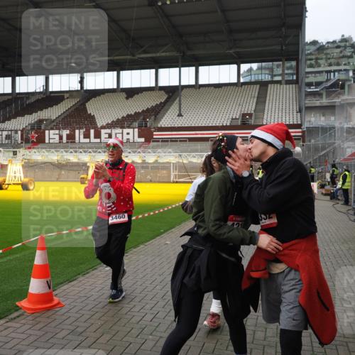 07.12.2025 - St. Pauli X-Mass-Run No. 15 Fabian Wolf http://msf.ph/oto/9424560 07.12.2025 12:07:49 Ziel 849, 850, 3460, 3666, 3667, 3691, 3739, 3816, 3898, 3899, 4035, 4210, 4332, 4724, 4730, 4786, 4791, 4792 meine-sportfotos.de