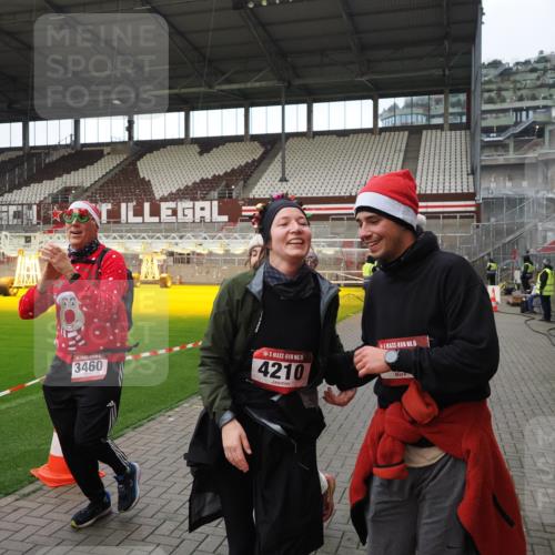 07.12.2025 - St. Pauli X-Mass-Run No. 15 Fabian Wolf http://msf.ph/oto/9424562 07.12.2025 12:07:49 Ziel 849, 850, 3460, 3666, 3667, 3691, 3739, 3816, 3898, 3899, 4035, 4210, 4332, 4724, 4730, 4786, 4791, 4792 meine-sportfotos.de