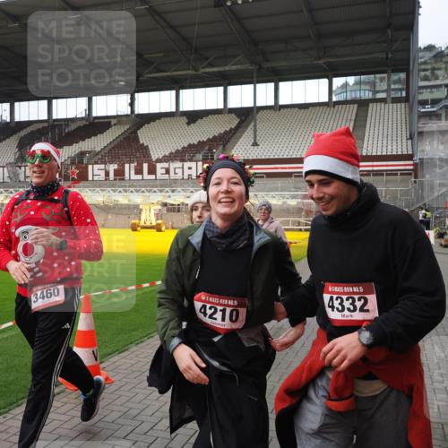 07.12.2025 - St. Pauli X-Mass-Run No. 15 Fabian Wolf http://msf.ph/oto/9424563 07.12.2025 12:07:49 Ziel 849, 850, 3460, 3666, 3667, 3691, 3739, 3816, 3898, 3899, 4035, 4210, 4332, 4724, 4730, 4786, 4791, 4792 meine-sportfotos.de