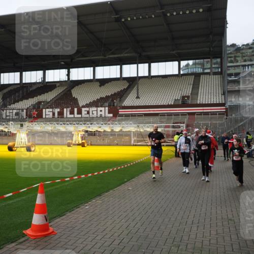 07.12.2025 - St. Pauli X-Mass-Run No. 15 Fabian Wolf http://msf.ph/oto/9424575 07.12.2025 12:07:56 Ziel 587, 849, 850, 1899, 2953, 2954, 3460, 3667, 3668, 3691, 3739, 3816, 3898, 3899, 4035, 4210, 4332, 4393, 4395, 4722, 4730 meine-sportfotos.de