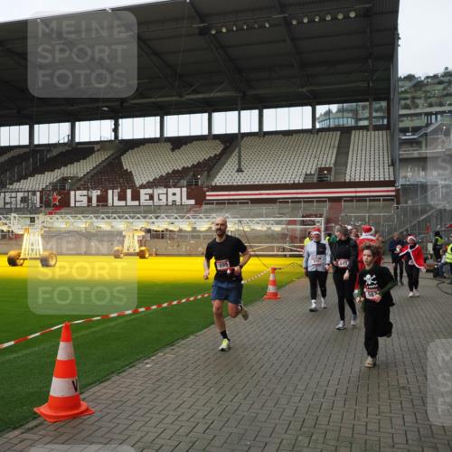 07.12.2025 - St. Pauli X-Mass-Run No. 15 Fabian Wolf http://msf.ph/oto/9424578 07.12.2025 12:07:57 Ziel 587, 849, 850, 1899, 2953, 2954, 3460, 3667, 3668, 3691, 3739, 3816, 3898, 3899, 4035, 4210, 4332, 4393, 4395, 4722, 4730 meine-sportfotos.de