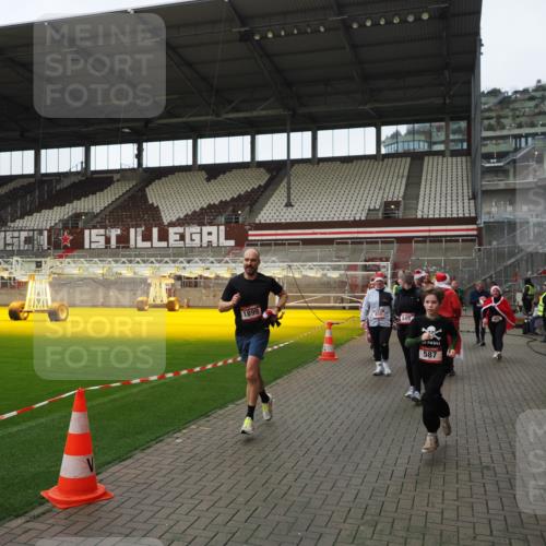 07.12.2025 - St. Pauli X-Mass-Run No. 15 Fabian Wolf http://msf.ph/oto/9424579 07.12.2025 12:07:57 Ziel 587, 849, 850, 1899, 2953, 2954, 3460, 3667, 3668, 3691, 3739, 3816, 3898, 3899, 4035, 4210, 4332, 4393, 4395, 4722, 4730 meine-sportfotos.de