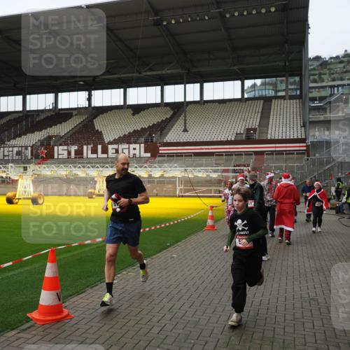 07.12.2025 - St. Pauli X-Mass-Run No. 15 Fabian Wolf http://msf.ph/oto/9424581 07.12.2025 12:07:57 Ziel 587, 849, 850, 1899, 2953, 2954, 3460, 3667, 3668, 3691, 3739, 3816, 3898, 3899, 4035, 4210, 4332, 4393, 4395, 4722, 4730 meine-sportfotos.de