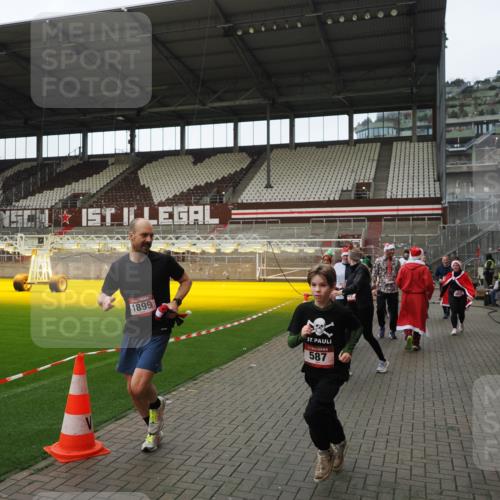 07.12.2025 - St. Pauli X-Mass-Run No. 15 Fabian Wolf http://msf.ph/oto/9424582 07.12.2025 12:07:58 Ziel 587, 849, 850, 1899, 2953, 2954, 3460, 3667, 3668, 3691, 3816, 3898, 3899, 4035, 4210, 4393, 4395, 4722, 4730 meine-sportfotos.de