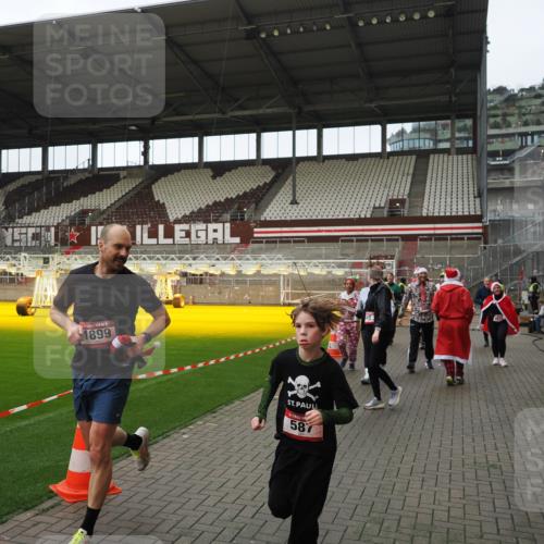 07.12.2025 - St. Pauli X-Mass-Run No. 15 Fabian Wolf http://msf.ph/oto/9424583 07.12.2025 12:07:58 Ziel 587, 849, 850, 1899, 2953, 2954, 3460, 3667, 3668, 3691, 3816, 3898, 3899, 4035, 4210, 4393, 4395, 4722, 4730 meine-sportfotos.de