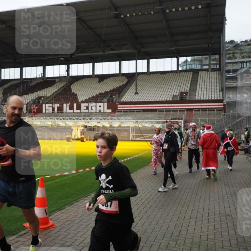 07.12.2025 - St. Pauli X-Mass-Run No. 15 Fabian Wolf http://msf.ph/oto/9424584 07.12.2025 12:07:58 Ziel 587, 849, 850, 1899, 2953, 2954, 3460, 3667, 3668, 3691, 3816, 3898, 3899, 4035, 4210, 4393, 4395, 4722, 4730 meine-sportfotos.de